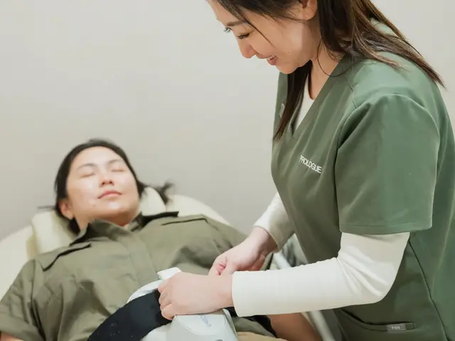 A Prologue therapist positioning the EMBODY applicator on a client